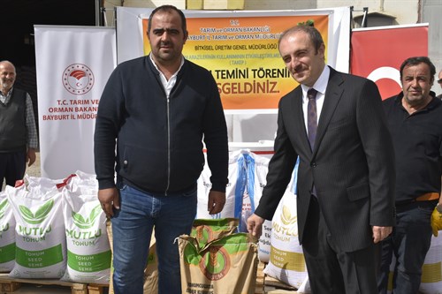Vali Epcim’in katılımıyla çiftçilere sertifikalı tohum dağıtımı yapıldı.