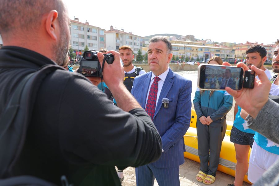 Valimiz Sayın Mustafa Eldivan, İlimizde düzenlenen ÜNİLİG Türkiye Rafting Şampiyonası programına katıldı.