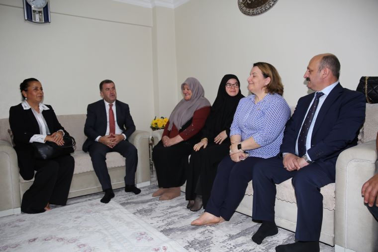 Vali Mustafa Eldivan, Hanımefendi Meltem Eldivan ile birlikte Şehit Polis Özel Harekat Serkan Saka’nın ailesini ziyaret etti.